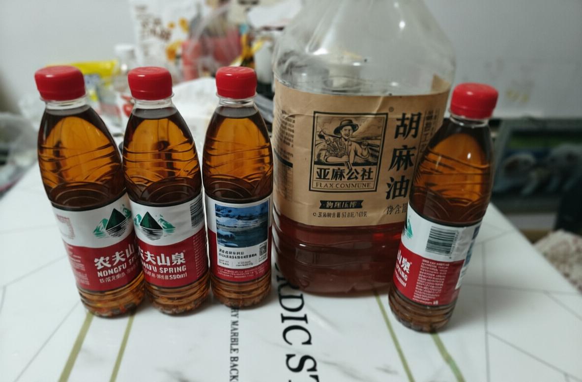 今天又扔了一桶油，刘妈阻拦没有拦住。这桶油是去年这个时候回辽宁省营口鲅鱼圈买的。