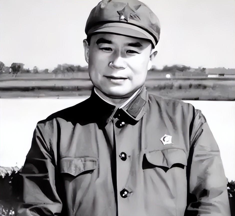 [太阳]1968年夏，西华县黄泛区农场正值麦收，农场副场长王近山带头抢收。极个别