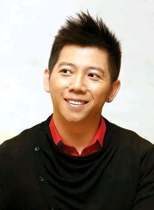 近日，歌手胡海泉正式宣布加入中国作家协会，这一消息引发广泛关注。作为华语乐坛的重