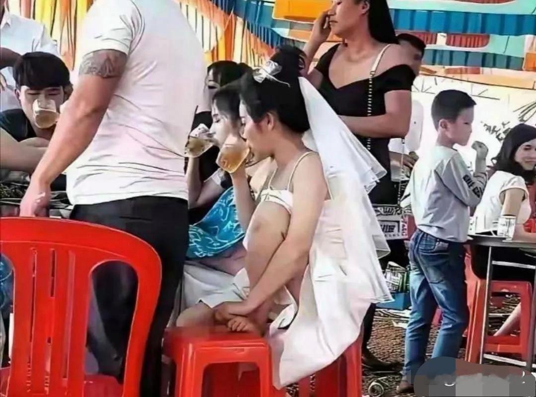 新郎看到这一幕，头都大了 