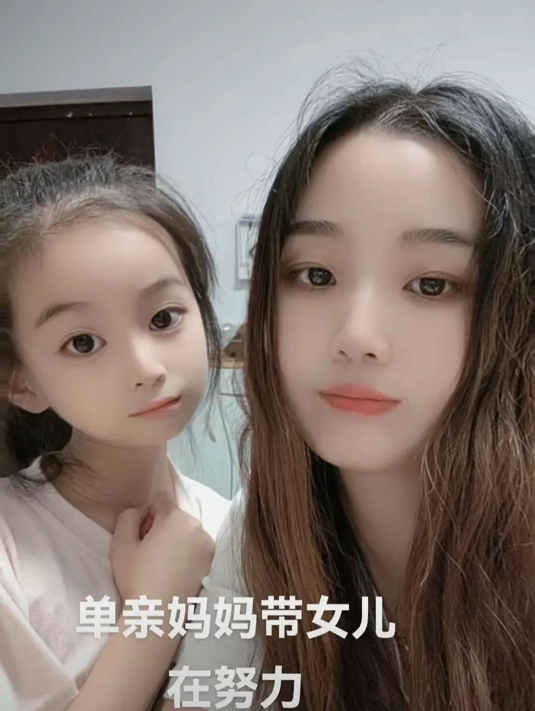 在那个寂静的小镇，林晓与丈夫度过了七年的婚姻时光。她为了家庭，放弃了自己的梦想，