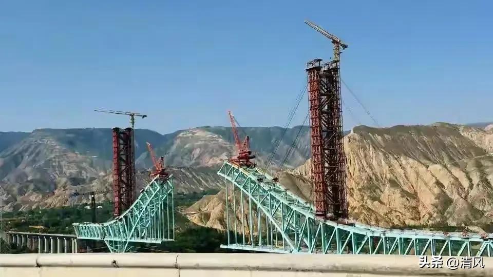 川青铁路尖扎黄河特大桥施工时，绳索突然断了。

当时15名工人和1名现场负责人正