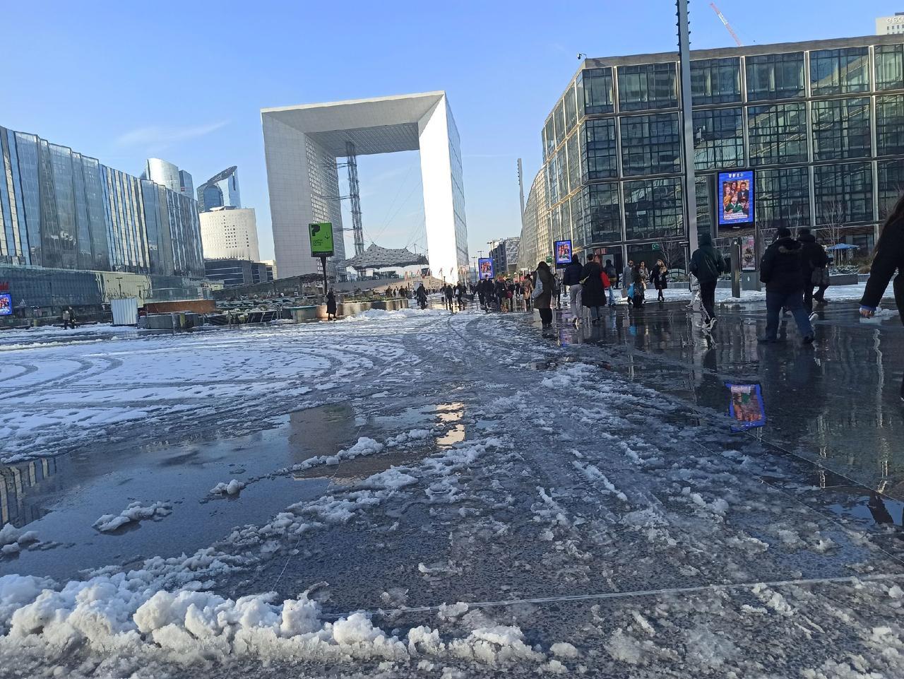 巴黎这终于还是下雪了。
