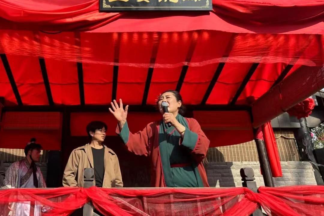 互联网和社交软件降低了当代人卖艺的门槛，古人卖艺需要有真功夫，还受到地域的限制。