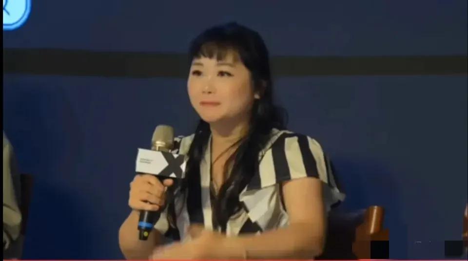 一台湾icon绿营女在谈到为何不愿与大陆统一时是这样说的：“你看香港icon刚回