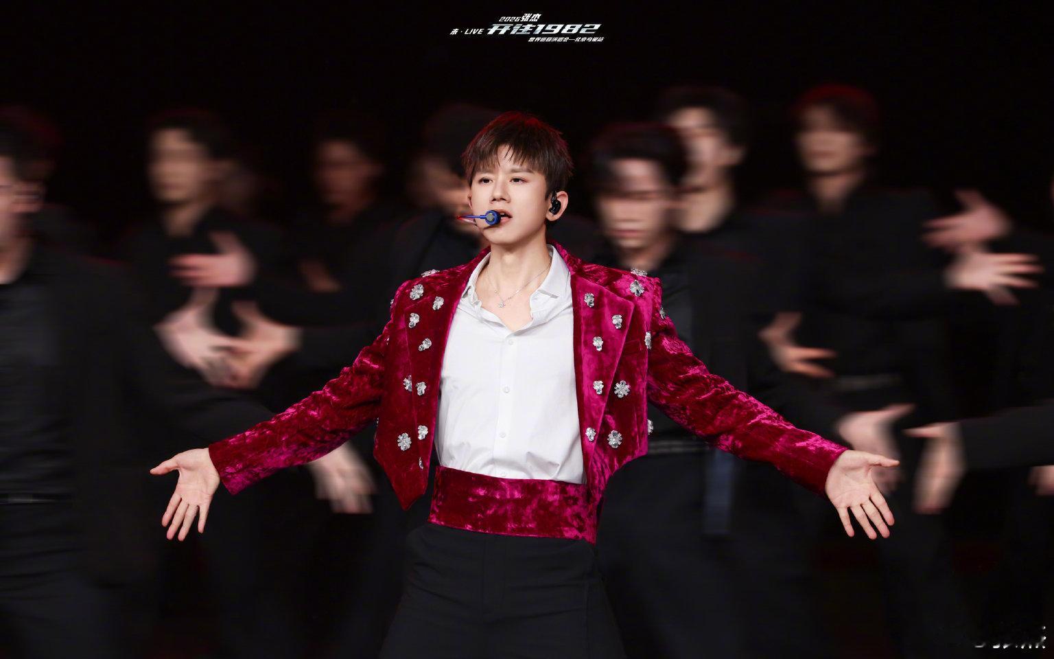 张杰最好的收尾 张杰在鸟巢连开16场演唱会，顺利又创造了纪录，和歌迷的真诚互动，