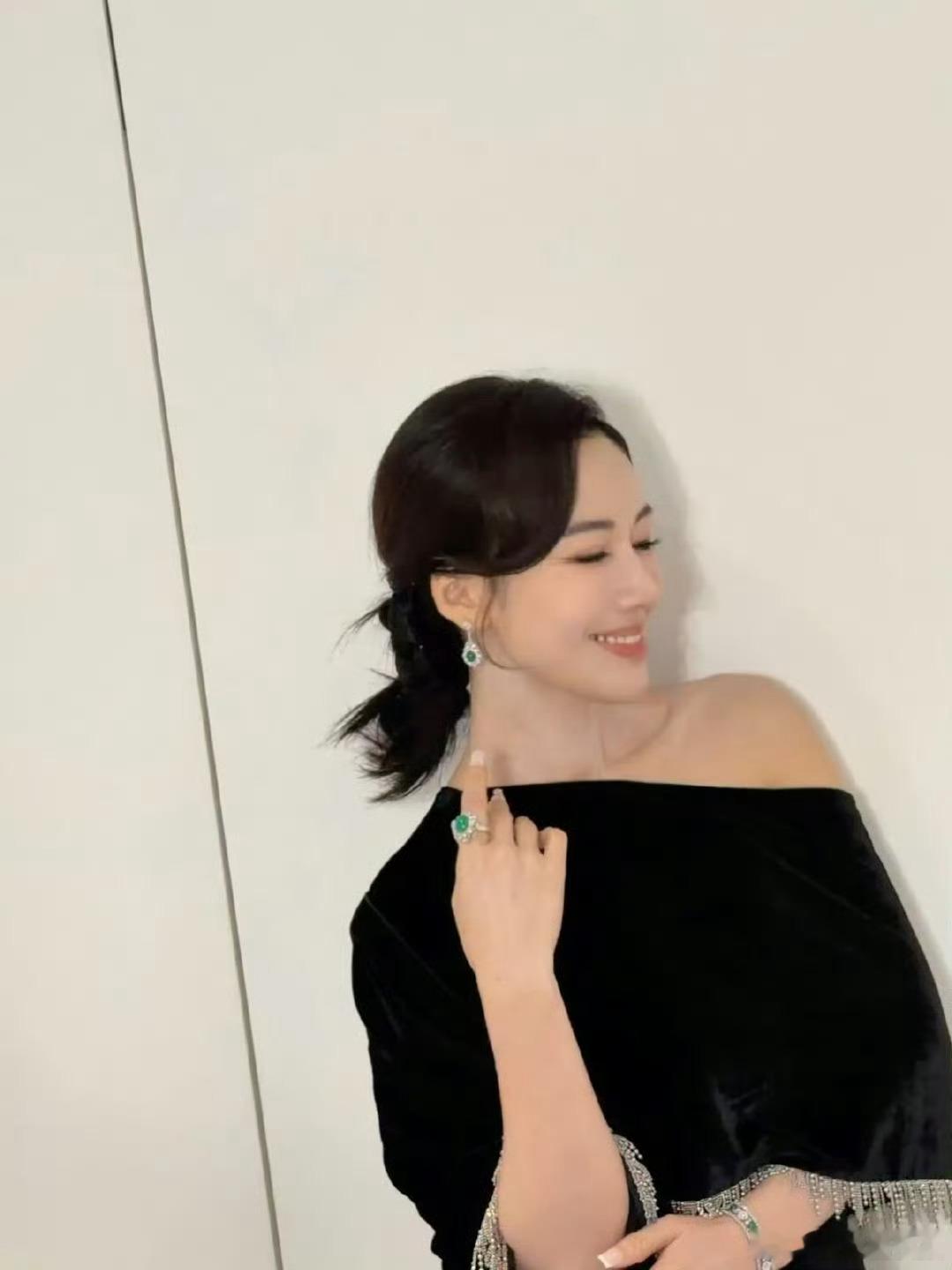 差点没认出来这是李施嬅 救命！真的差点没认出来！节目里的她带着淡淡忧愁，昨晚活动