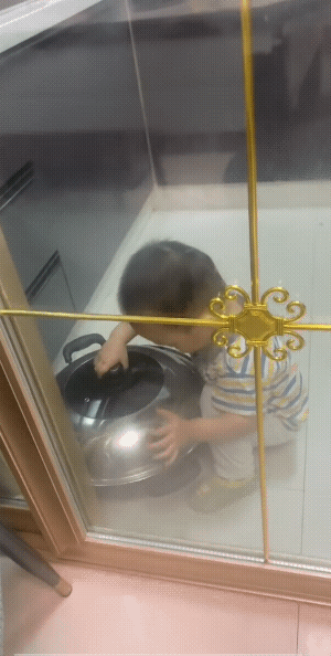 千金难买正二八经的童子尿，也是坊间传闻的圣水。
儿时的小男孩子总能给人出奇不意的