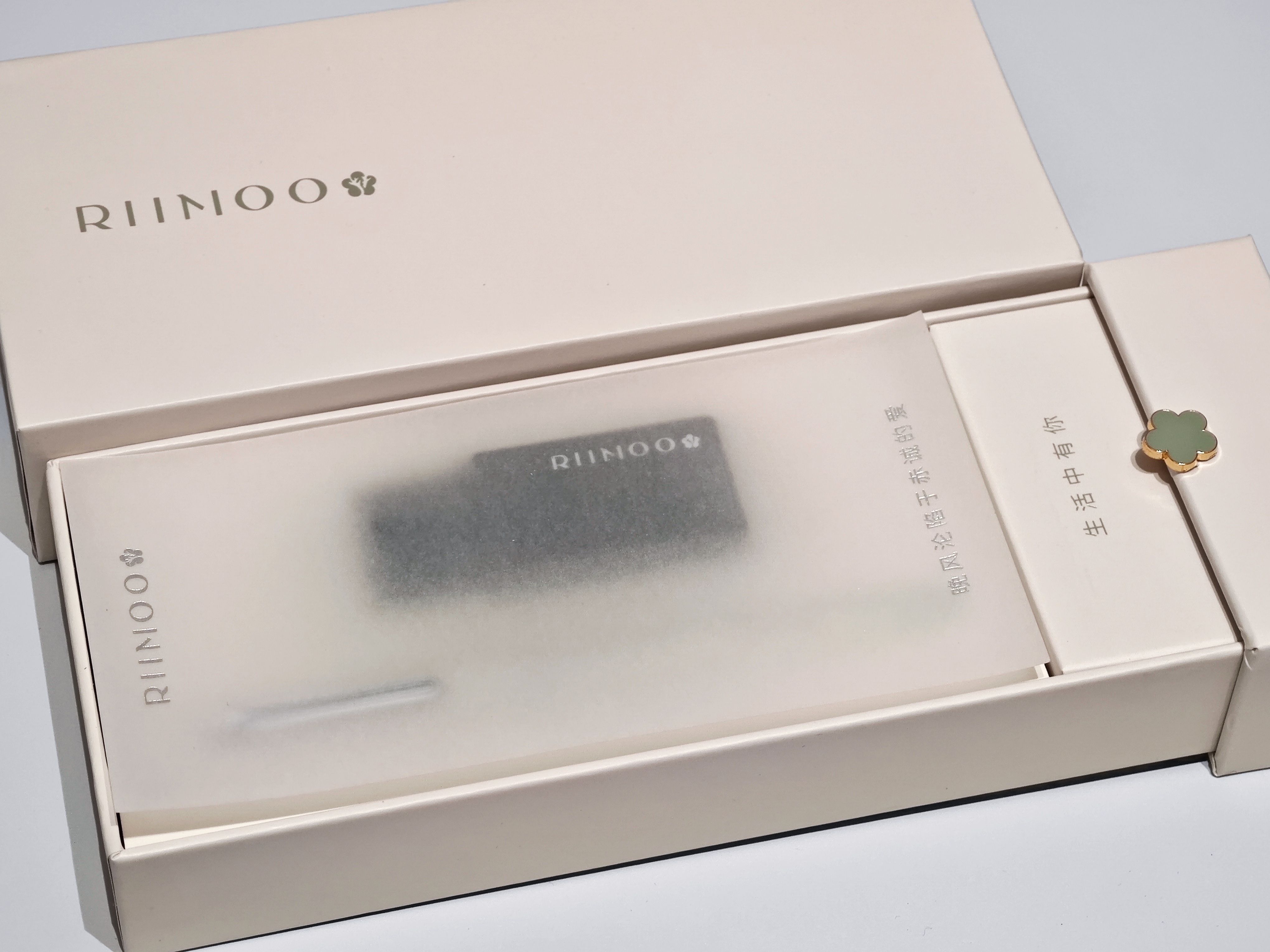 当时打开来看了一眼这根钢笔，美得我差点不舍得送人