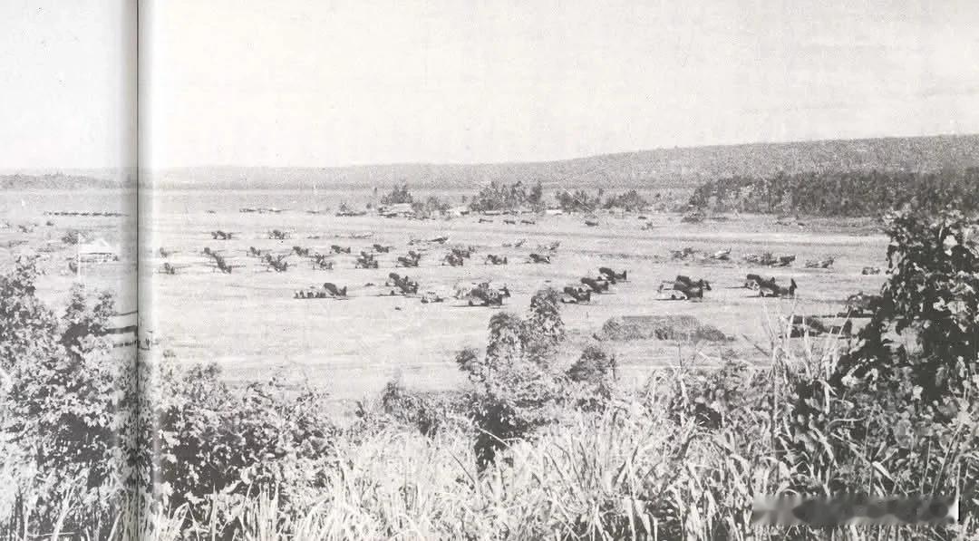 1943 年夏季，在拉包尔的机场中的日本战斗机，这个机场战后一直在被使用