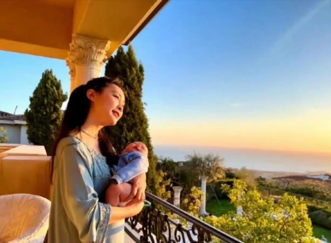 孩子挺可爱的，不认识这女的，就是觉得挺有气质，怎么一下就火了呢？感觉孩子挺可爱的