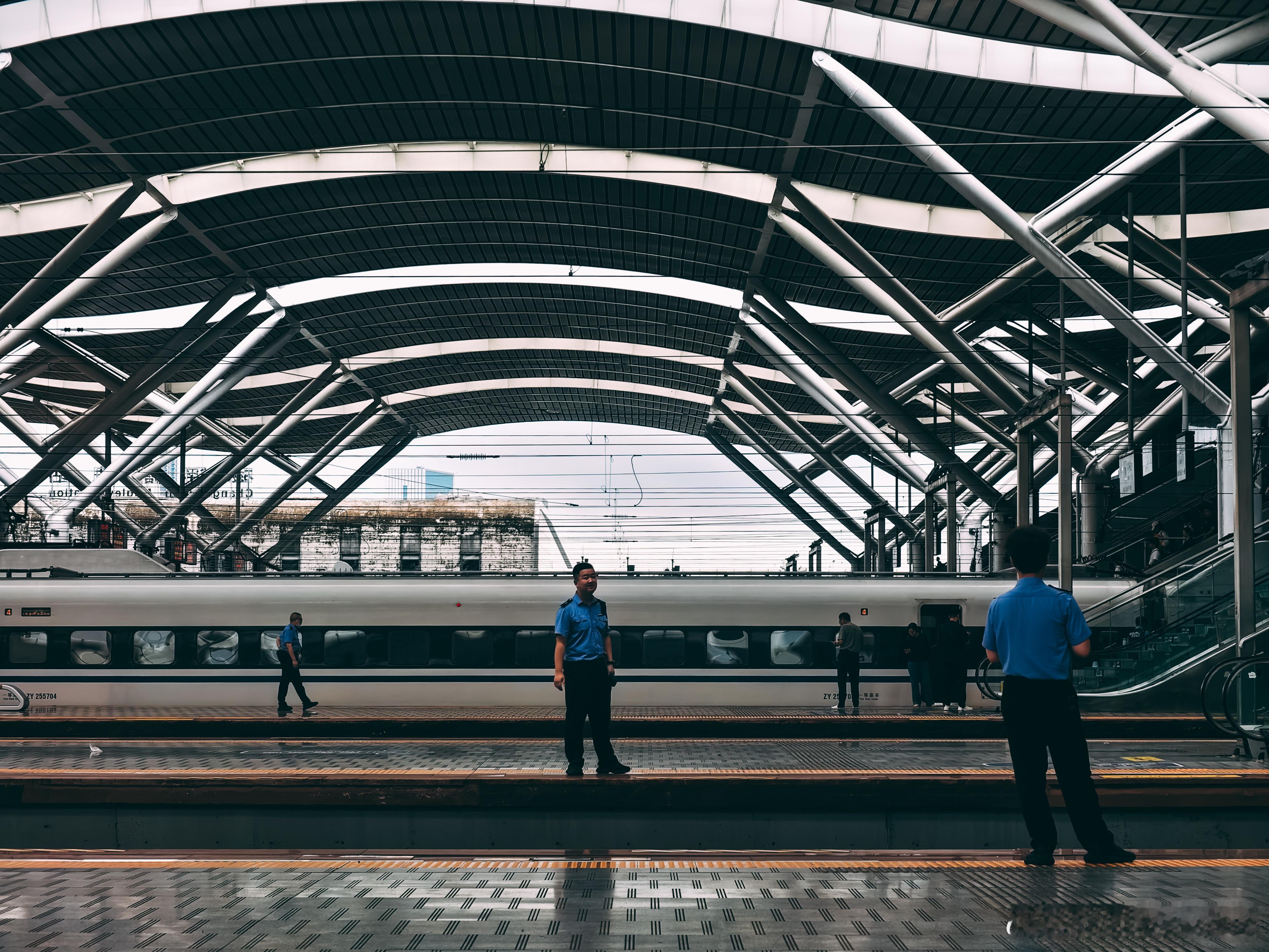 站台上的故事每周都和高铁打交道，自然也能发现一些在站台上的故事与美好。 