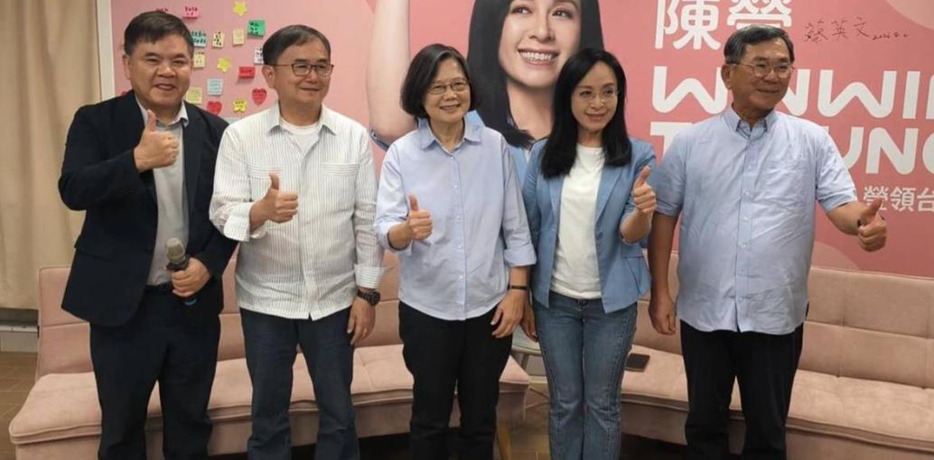 卸任后，一直“爬山参访”装低调的蔡英文，这回直接挂帅台东县长参选人陈莹的竞选总部