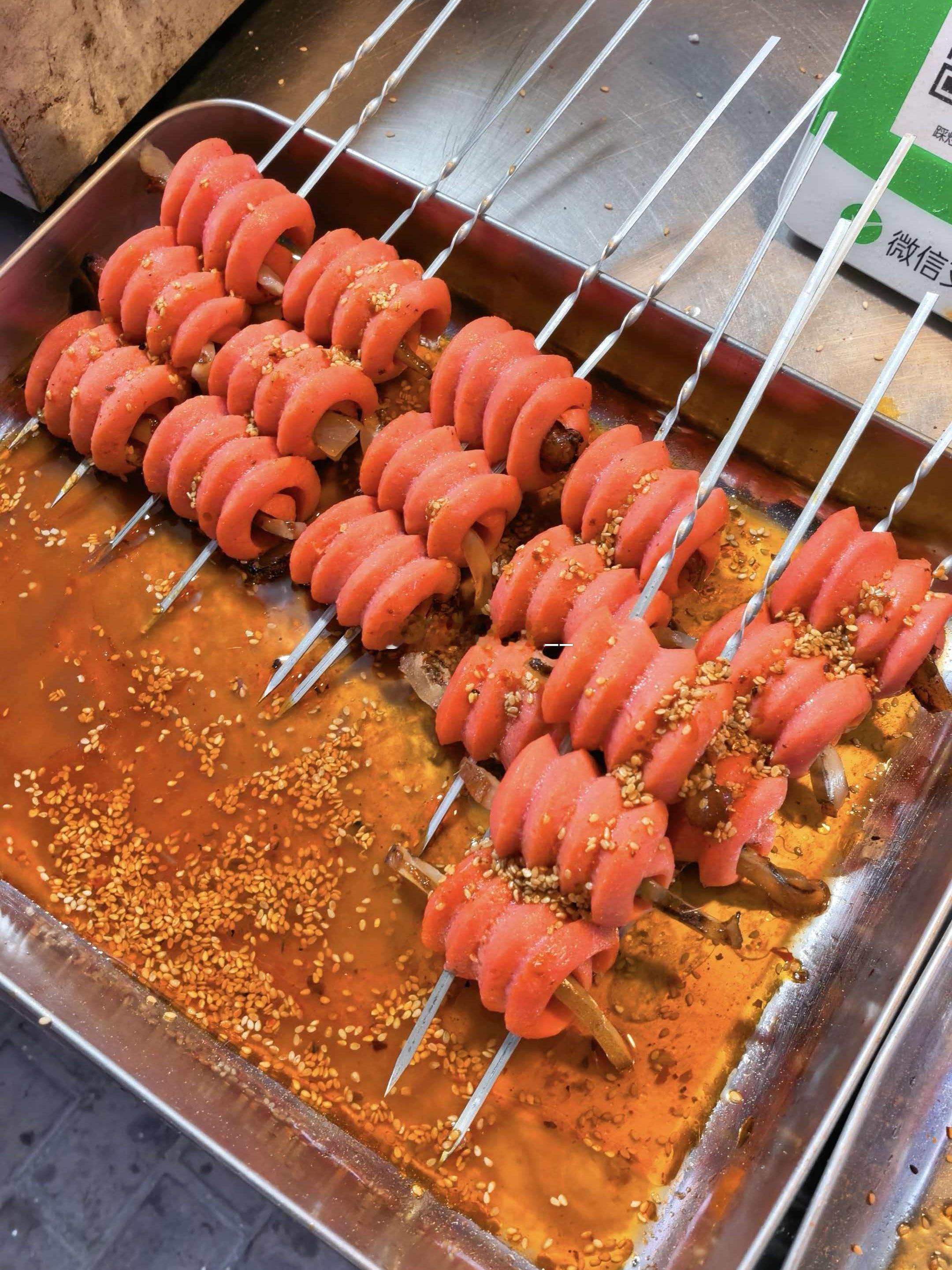 人类迟早发明出一万大卡的食物，谁研究的呢，蛋包芝士火鸡面，红肠卷牛蹄筋！太好吃了