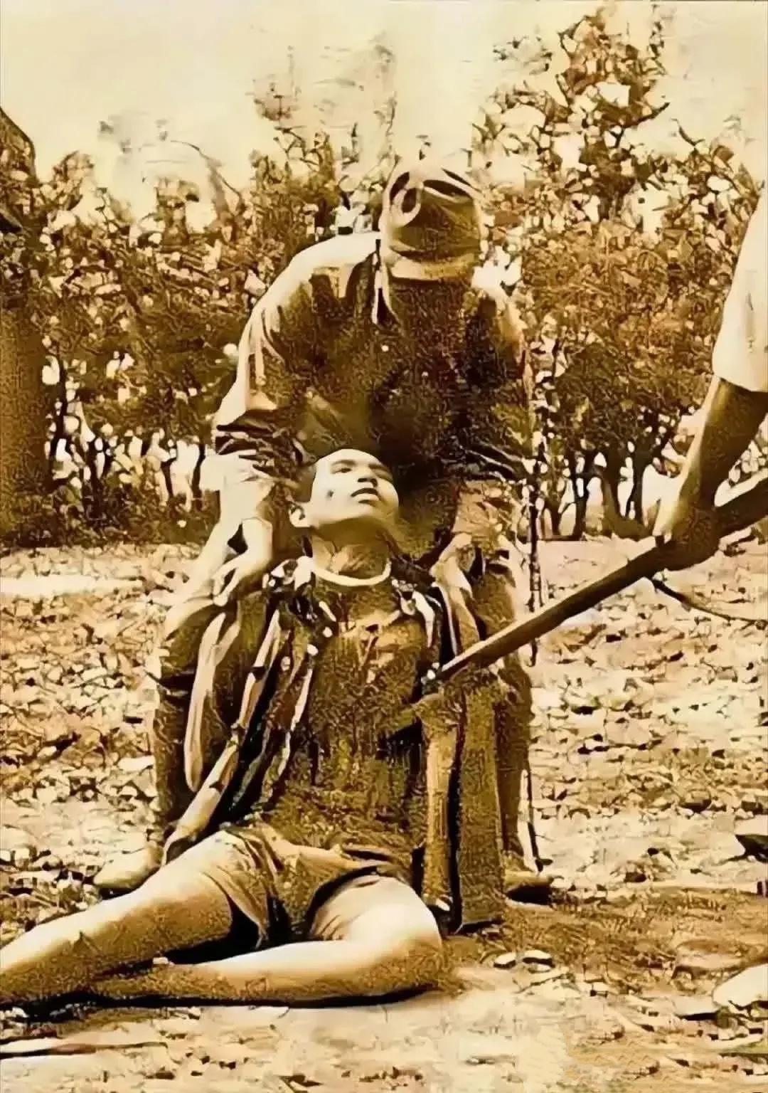 1937年，南京沦陷后，日军将一名已经放下武器的战俘刺杀时的照片，原本是日军拍摄