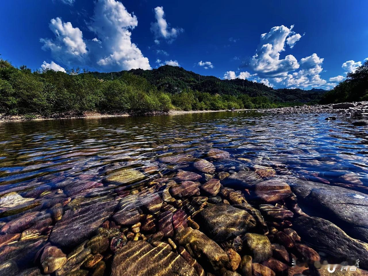从飞机舷窗望出去，云海翻腾，自由翱翔的感觉真好！🌤️✈️