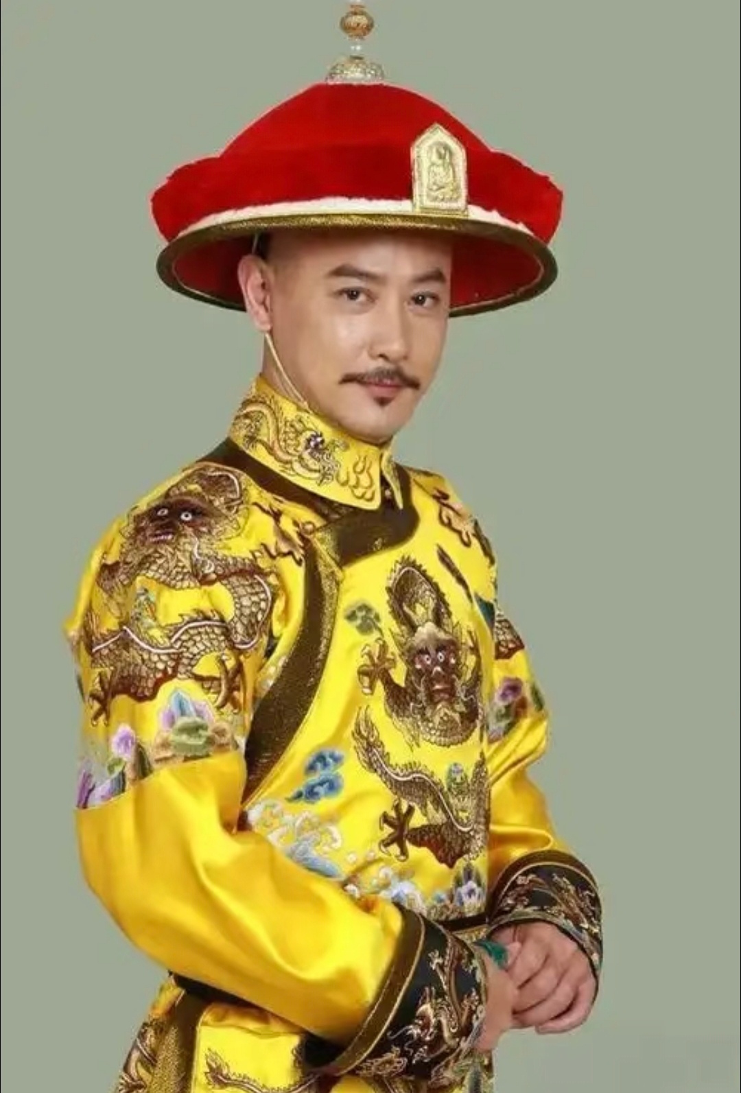 皇阿玛披哥送考五阿哥笑死了，皇阿玛不在宫里待着跑来披哥探班，这是怕五阿哥初舞台跑