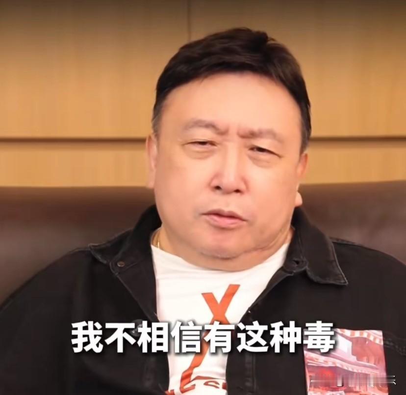 王晶说：王杰的嗓子可能不是毒哑的，不相信会有这种毒，一个月以后才失声，应该是王杰