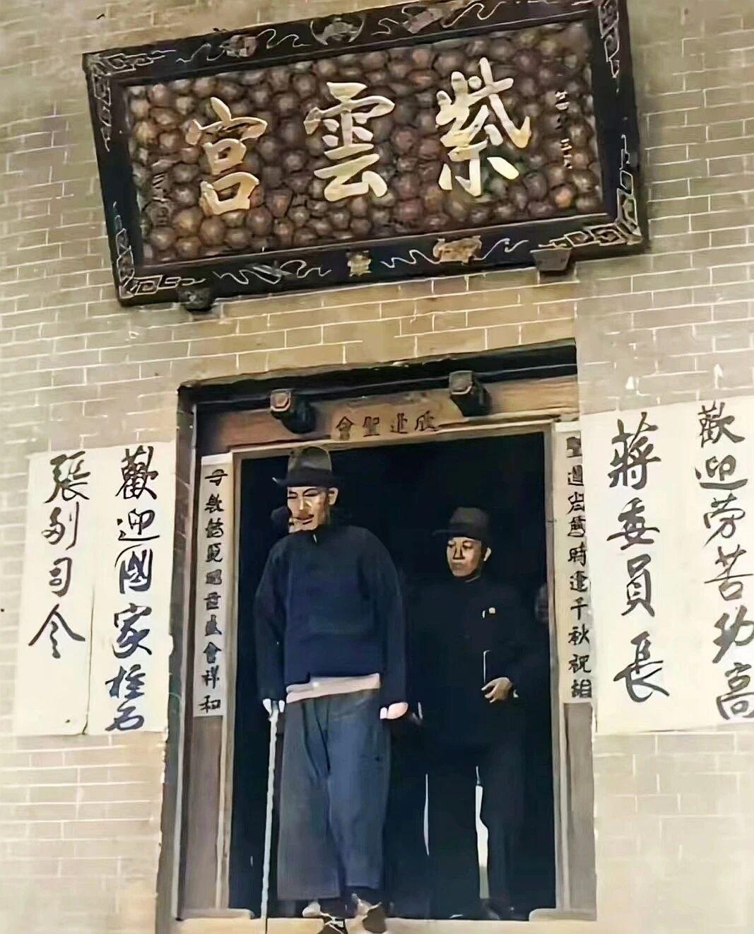 1936年10月26日，35岁的张学良陪同49岁的蒋介石游览华山，这是在紫云宫拍