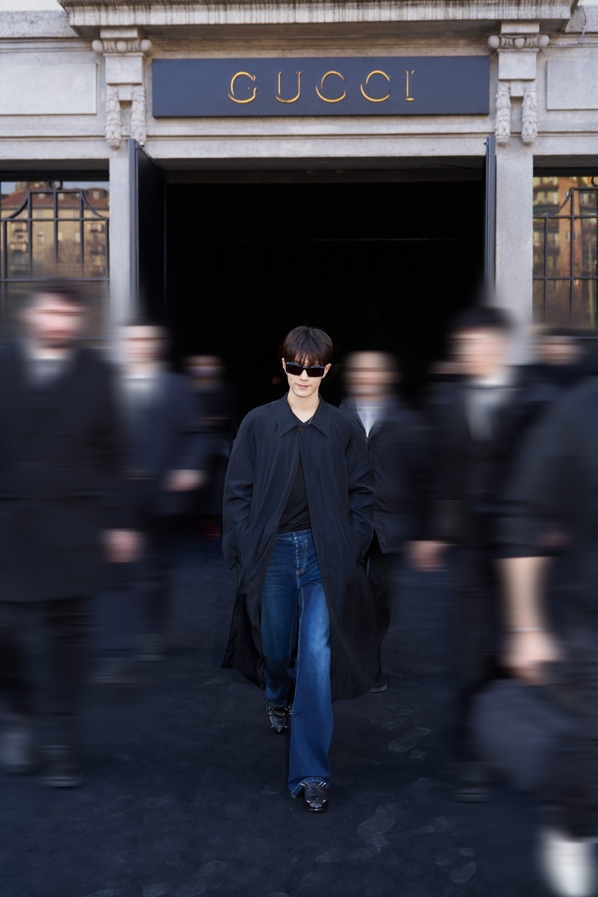 肖战 顺产头相比韩式常见的湿发处理，肖战这一版本更显清爽，也更贴近东方审美中温润