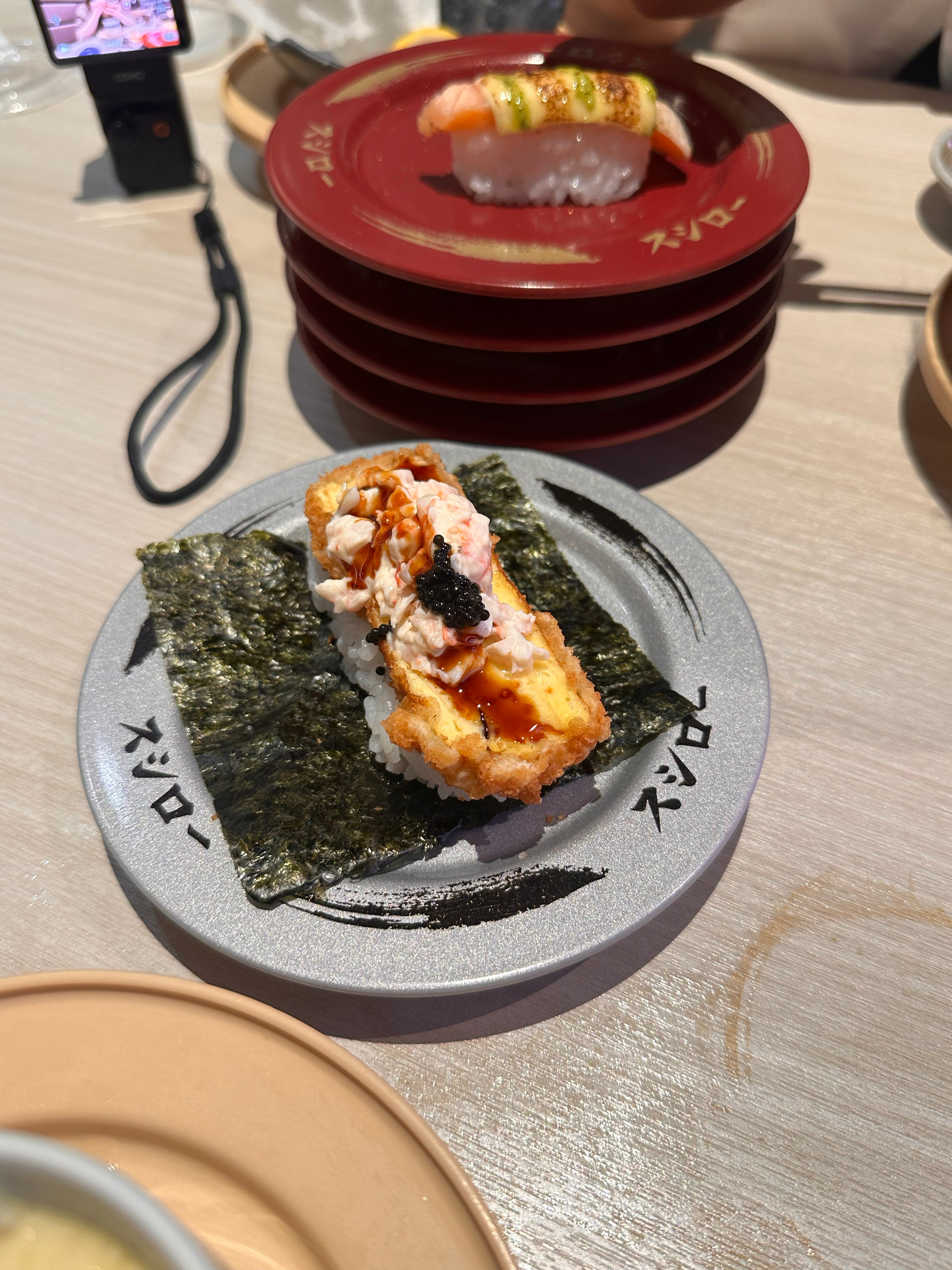 感觉寿司郎比滨寿司好吃😋料更大米饭更小 但是没有寿喜锅 ​​​