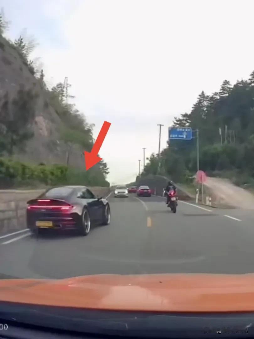 不挂车牌违法超车，伤人后不先查看对方伤势，反而忙着换真牌，警方通报已刑拘，这下保