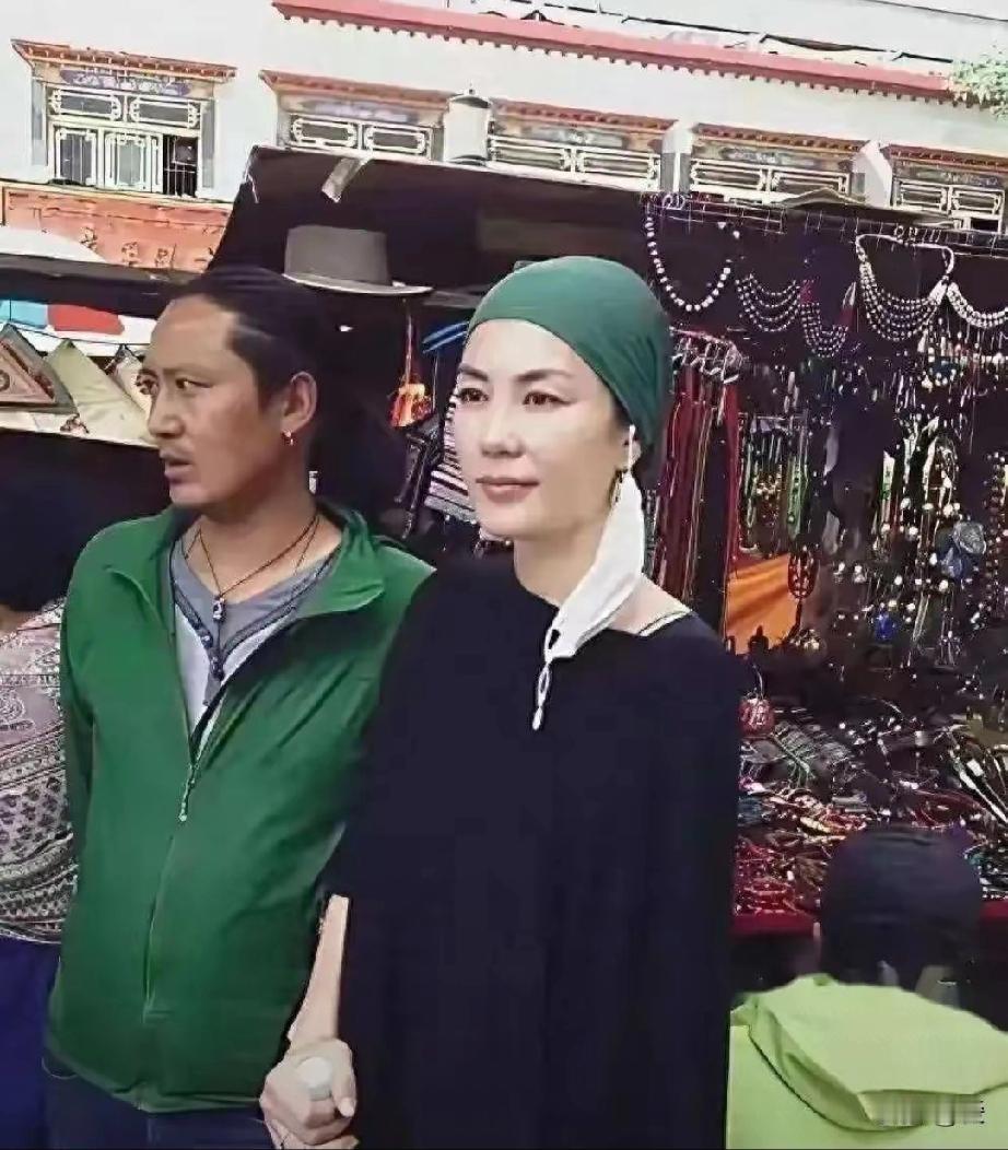 56岁王菲现身西藏，素面朝圣，一枚戒指藏深意
 
    56岁王菲再度被拍到现