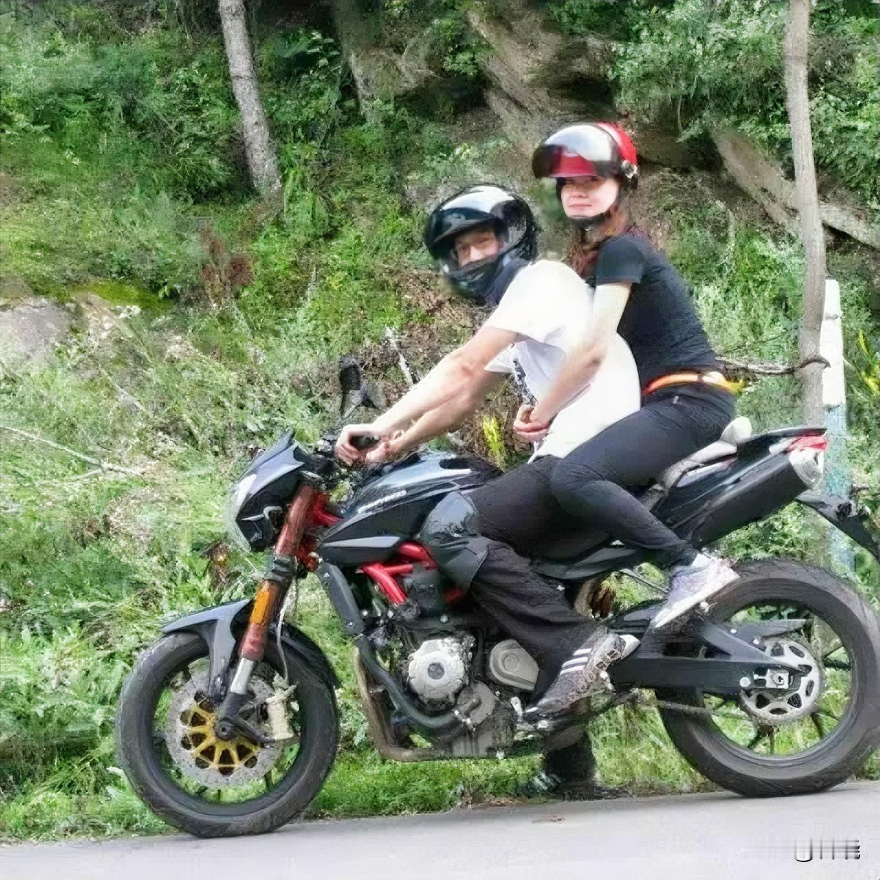 我做过最勇敢的一件事，就是1978年夏天的一个晚上，坐在哥哥的摩托车后座，在北京