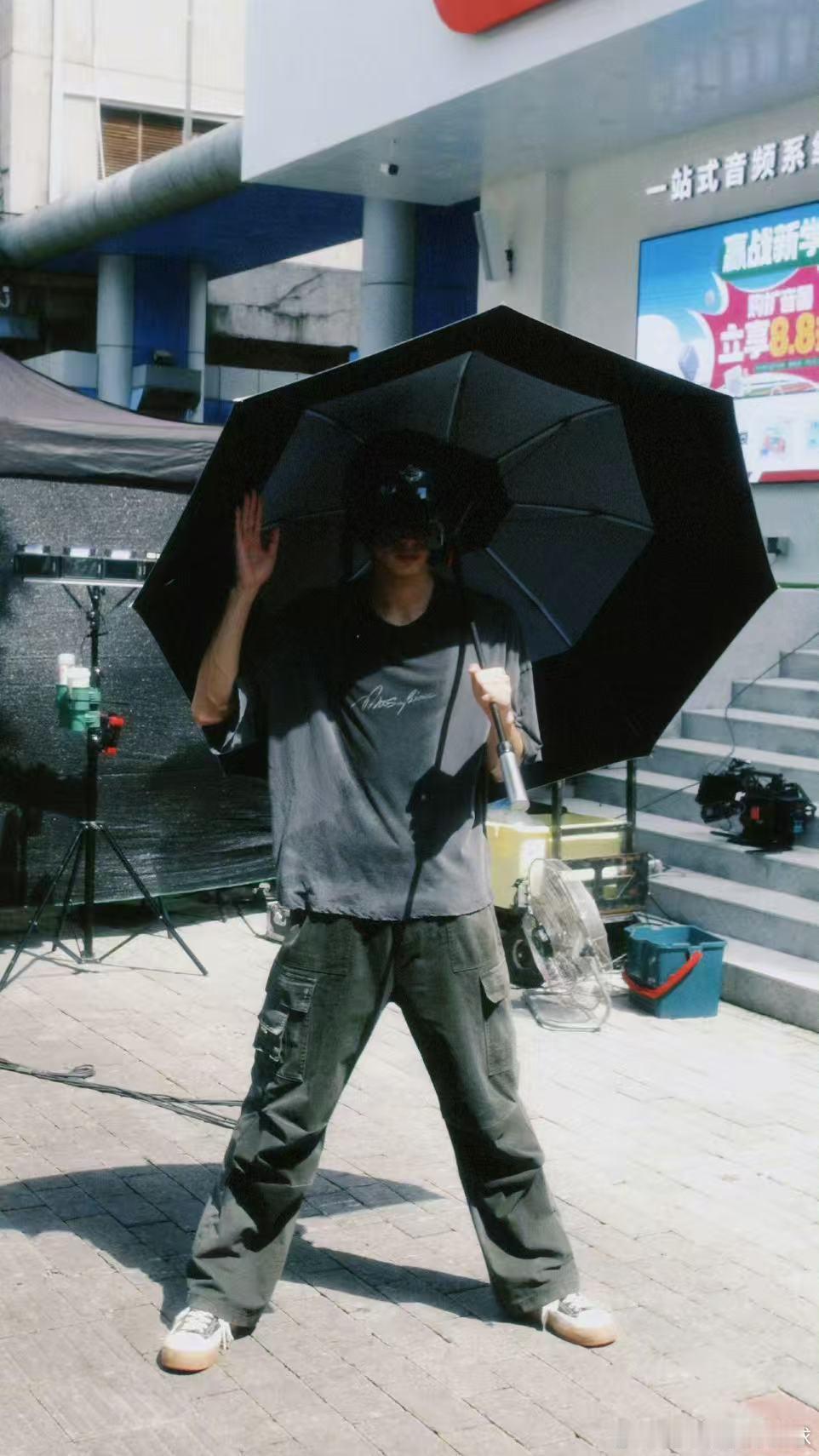 宋威龙在片场热成啥了笑不活了，看得出来这个在片场的宋威龙很热啦宋威龙把广东的天气