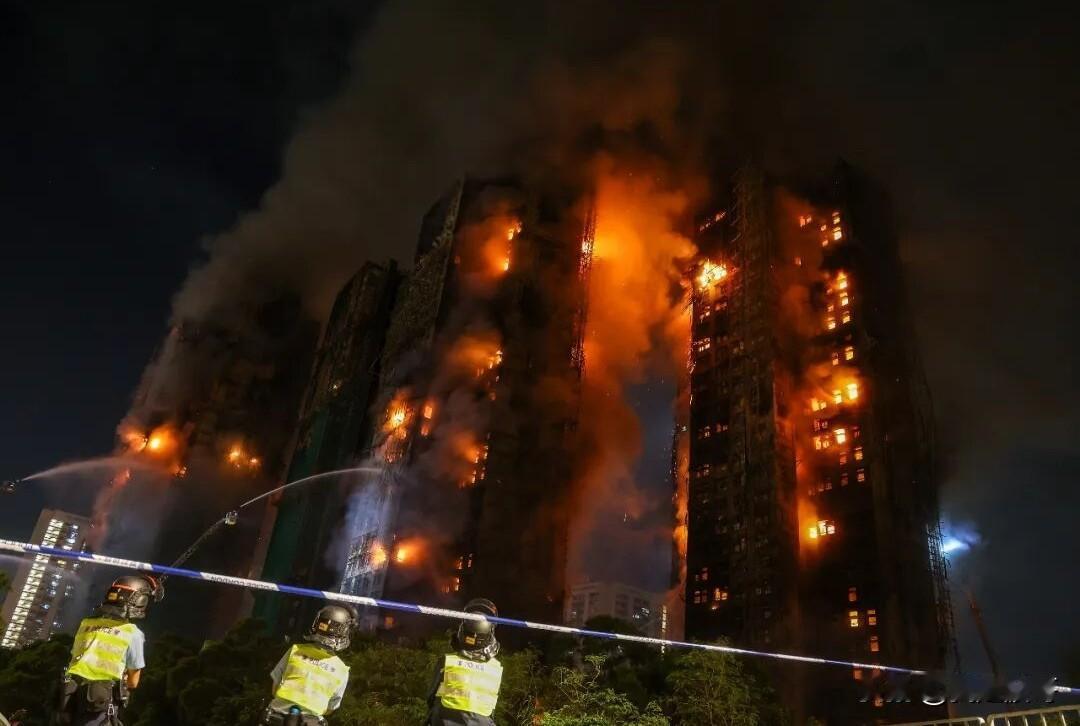 香港新界大埔屋邨宏福苑发生火灾，造成至少44人遇难。据说说警方调查发现建筑物外墙