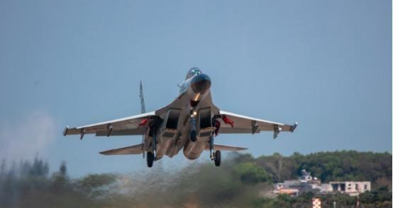 美国飞行员集体懵了！

美军飞行员驾着高科技侦察机在南海转悠，本以为会碰上中