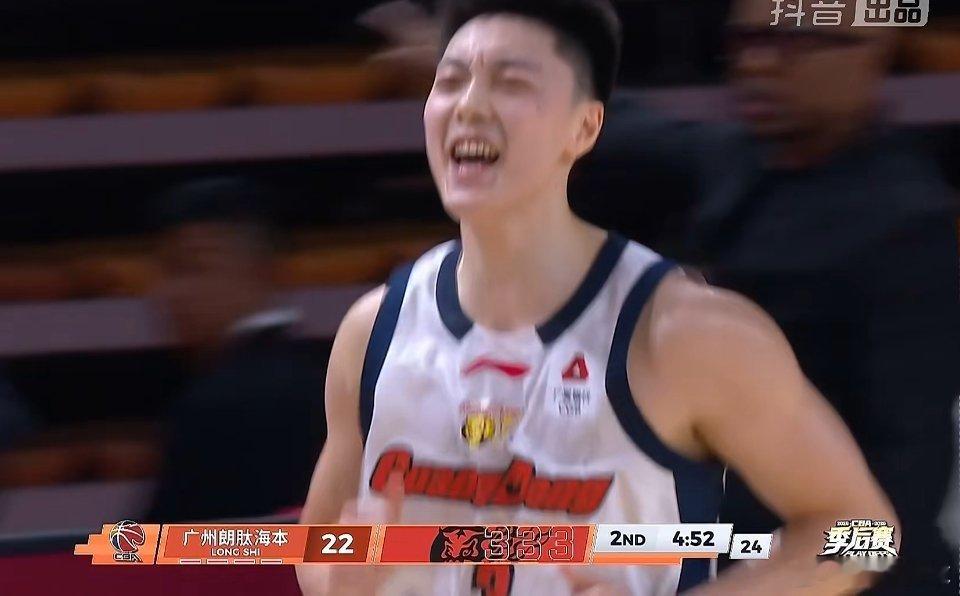 打嗨了！胡明轩投进第4颗三分球，无人能挡！广东队领先快20分了广州男篮vs广东男