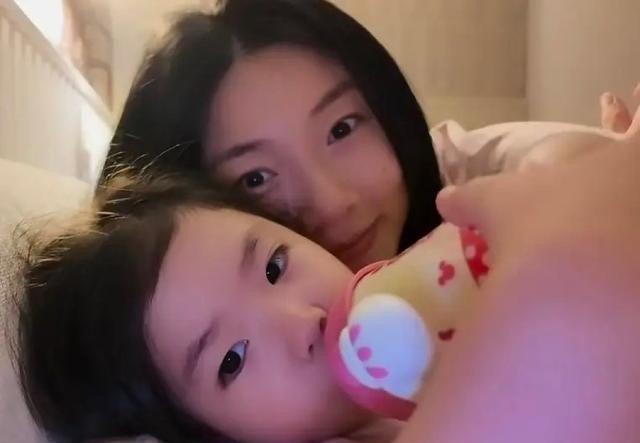 35岁程晓玥挺7个月孕肚去澳洲生二胎，住大别墅泳池婆婆拿网兜抓蜘蛛，3岁胖豆30