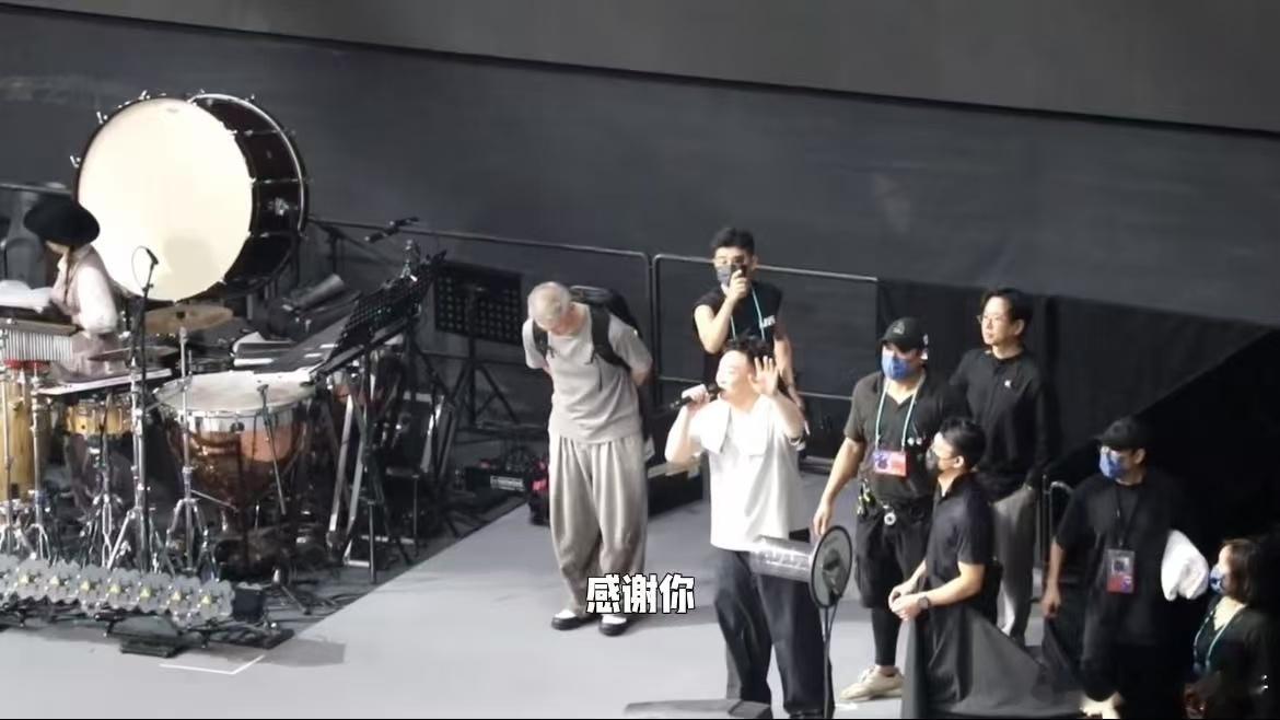 陈奕迅返场就差把舍不得写在脸上了 只能说get不到陈奕迅的人有难了，海口站竟然还