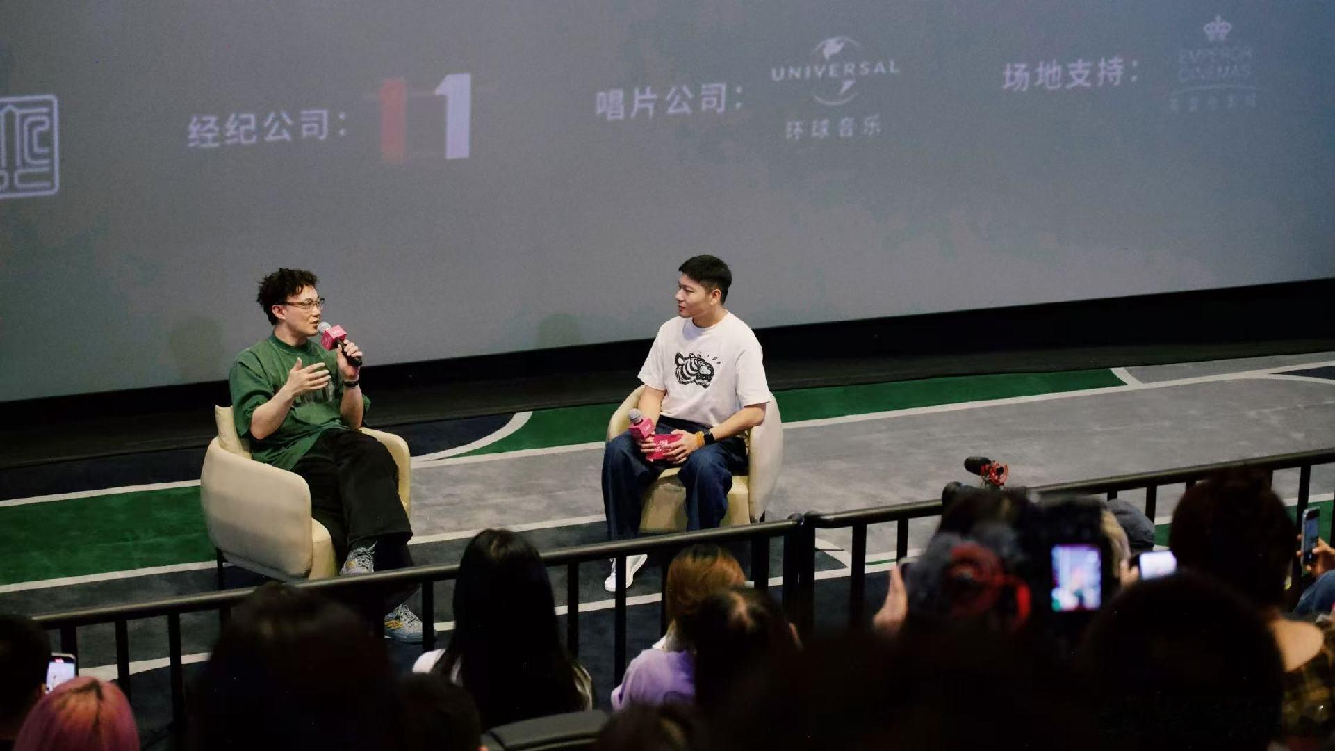 大熊猫被确诊为陈奕迅粉丝 Eason 的歌迷里竟有熊猫，成都那只举着的红蓝气球，