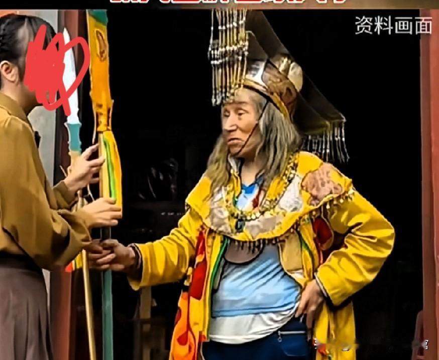 四川86岁老人自称明朝皇帝后人，每日穿龙袍开家庭会，网友调侃像黄梅大王
 
近日