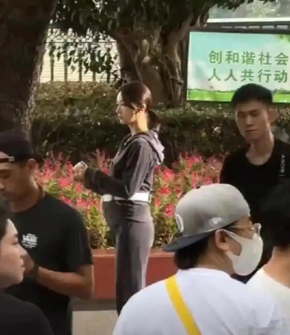 吴谨言孕态难掩，真相浮出水面！

9月19日，网络上惊现吴谨言片场花絮，视频中她