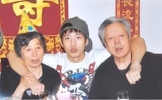 2017年，井柏然在奶奶的葬礼上，见到了出生28天就把他抛弃的父母，他们低声下气