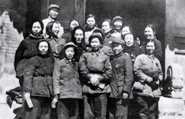 她17岁从战场背回一名重伤员，解放后，开国大将回来报恩在战火纷飞的年代，英雄不分