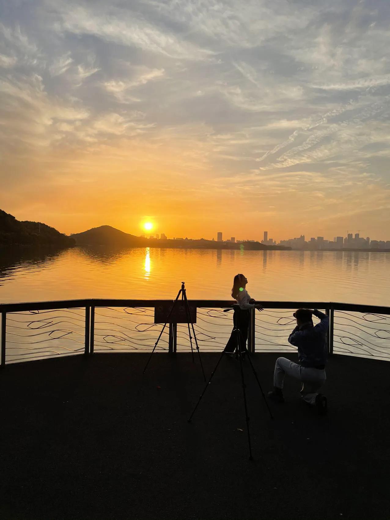 武汉东湖——醉美夕阳！

今天武汉东湖的夕阳太美了！在多处的东湖边上，有一对对新