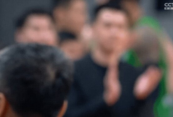 杨鸣指导在担任主教练时期，帮助辽宁男篮拿到三冠，用“鞠躬尽瘁”四字来形容一点不过