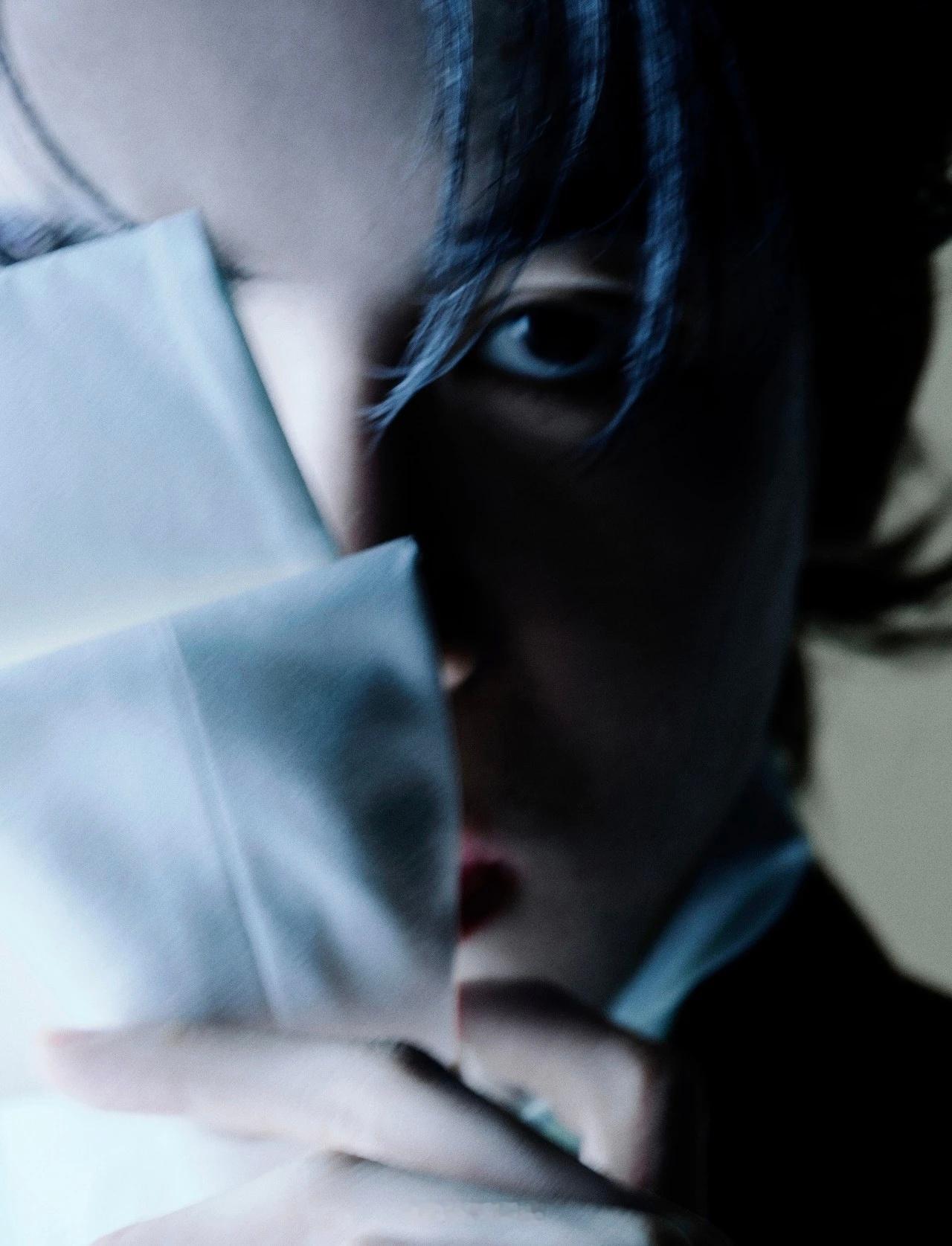 曾舜晞这次真的帅出新高度！《芭莎男士》这组大片里，他把Loewe西装穿出了清冷贵