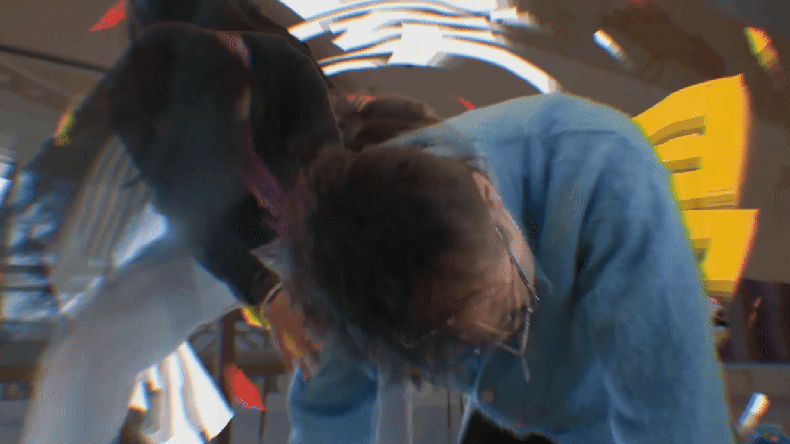 邓超你在用你的脊椎干什么邓超摇最猛的头跪最诚恳的地摇最猛的头，跪最诚的地，这大概