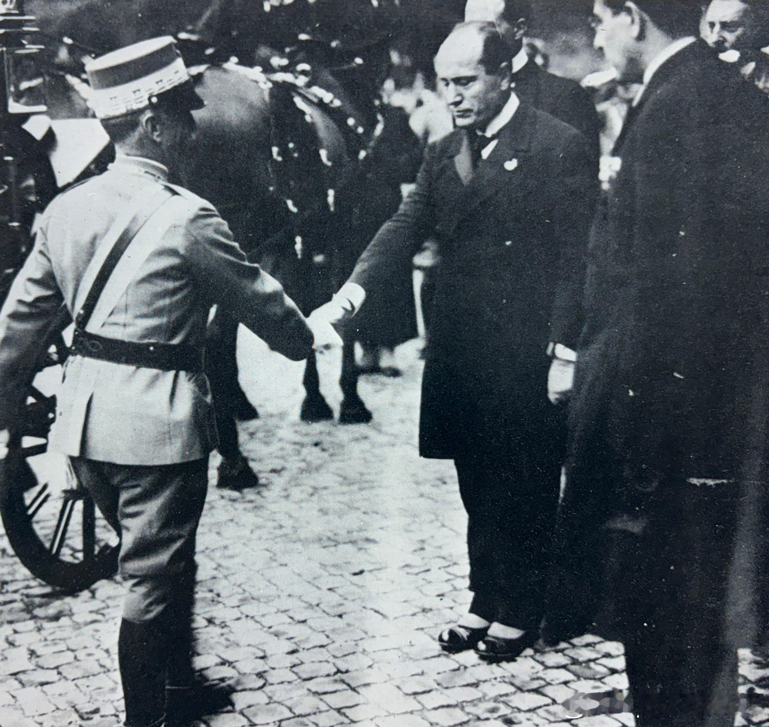 1922年11月1日意大利新首相墨索里尼在无名战士墓地向国王Vittorio E