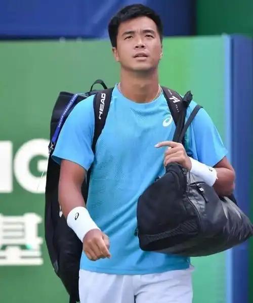 今日关注
▼W35泸州次轮
10:00，Q黄裕迦vs5摩尔瓦约娃（斯洛伐克）
其