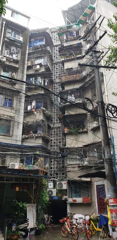 这广州男子的操作真是让人摸不着头脑！男子一开始反对加装电梯，电梯建成后想补交1万