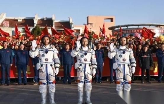 日本，拿了快30个诺奖，登不了月球火星。英法德，加起来300多个诺奖，也登不了火