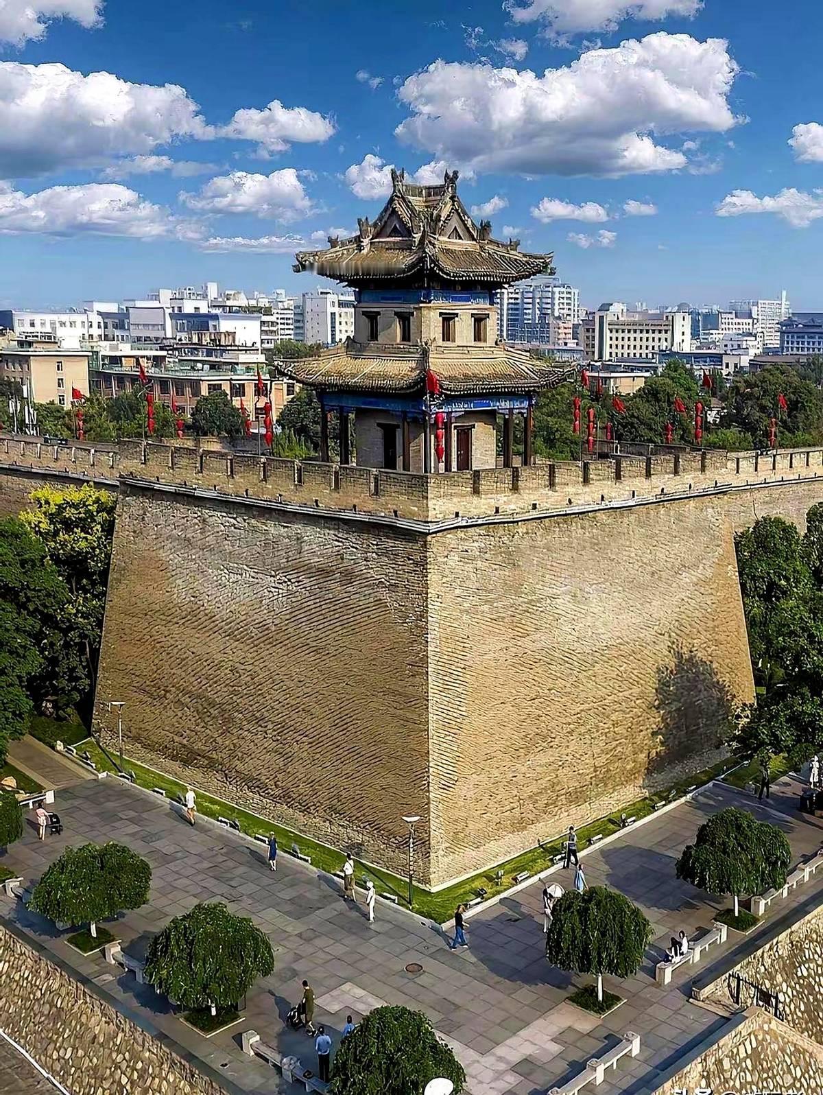 羽绒服和短袖撞衫，西安街头乱成一锅粥。

7℃的清晨，风钻进袖口，我缩着脖子看对