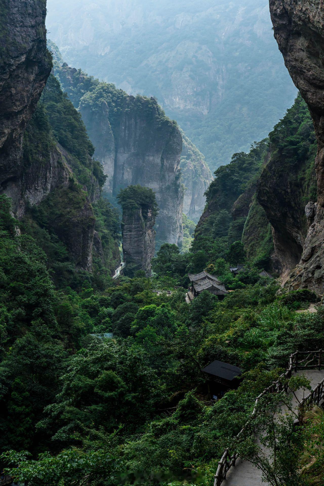  来雁荡山，三绝之一的灵岩一定不要错过。如果想更省时省力的游玩方洞和灵岩。建议大