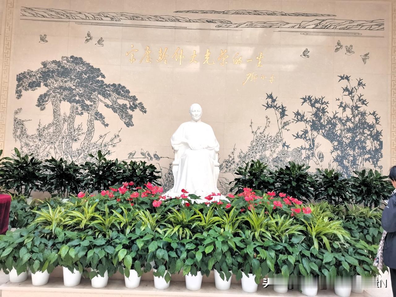 发一张图片，让我猜出你在哪里拍的宋庆龄雕像，坐落于宋庆龄故居